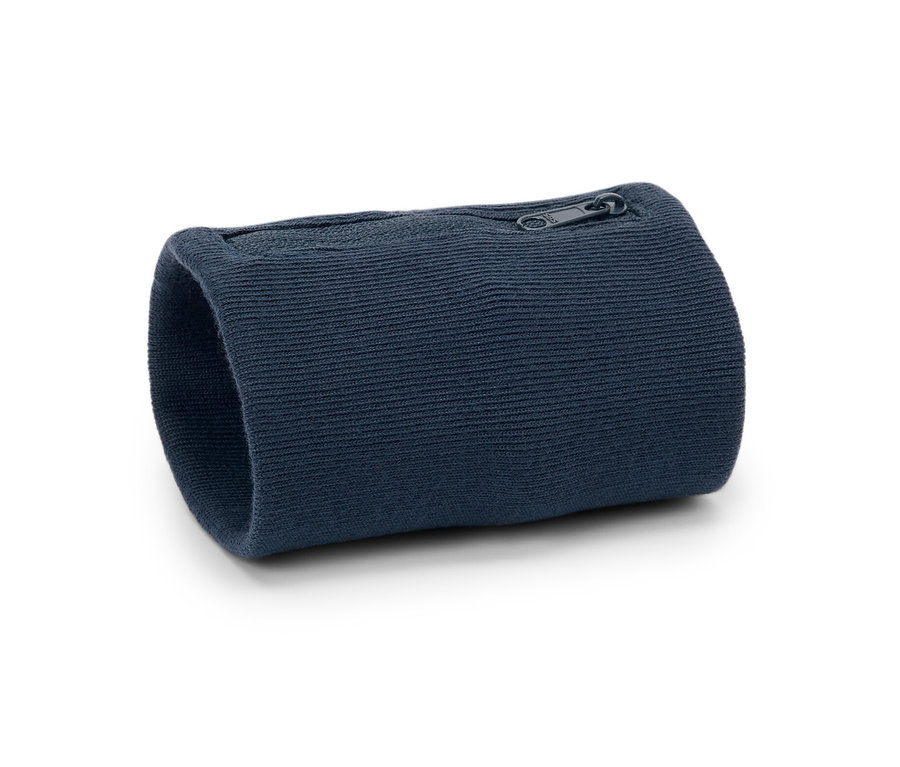 Gros plan d'un porte-monnaie de sécurité bleu marine pour poignet avec fermeture éclair.