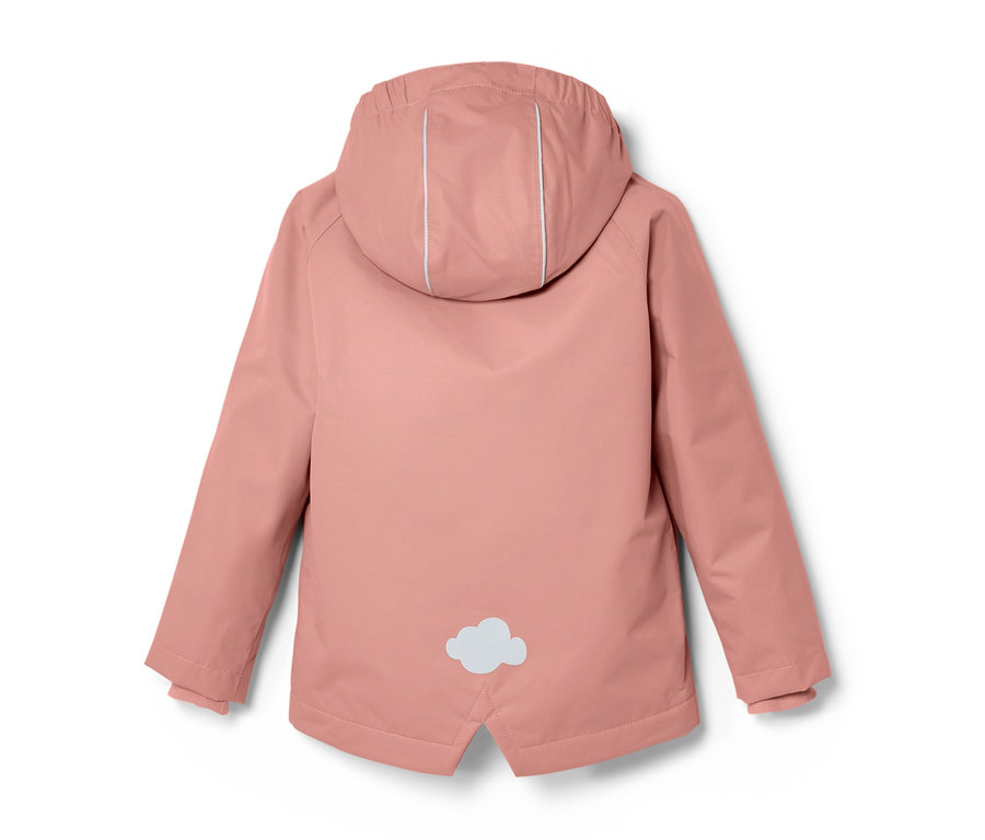 Gros plan sur l'arrière d'une veste de pluie thermique rose pour tout-petit avec une capuche et un nuage blanc cousu dans le bas.