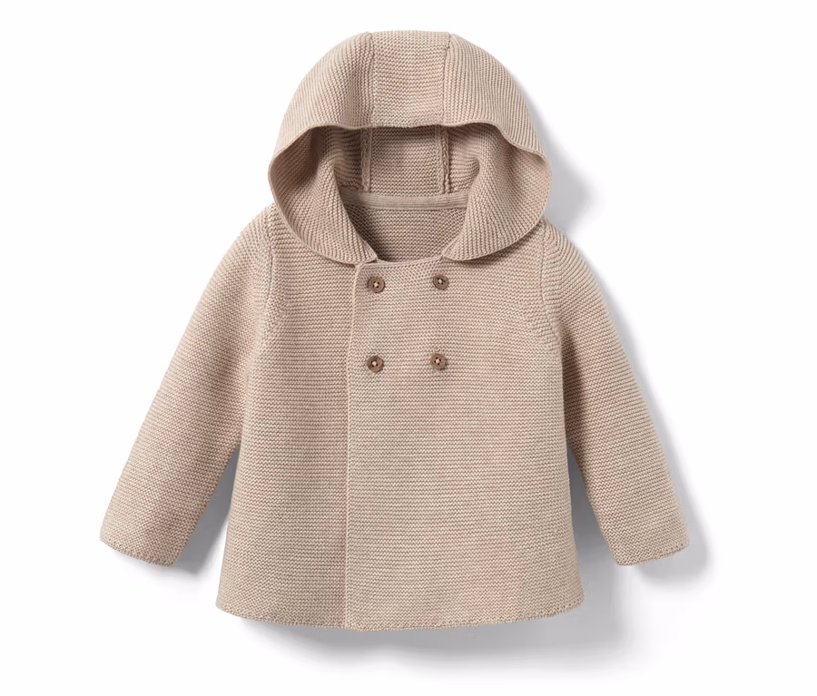 Jaquette en maille pour bébé beige chiné avec capuche et deux boutons.