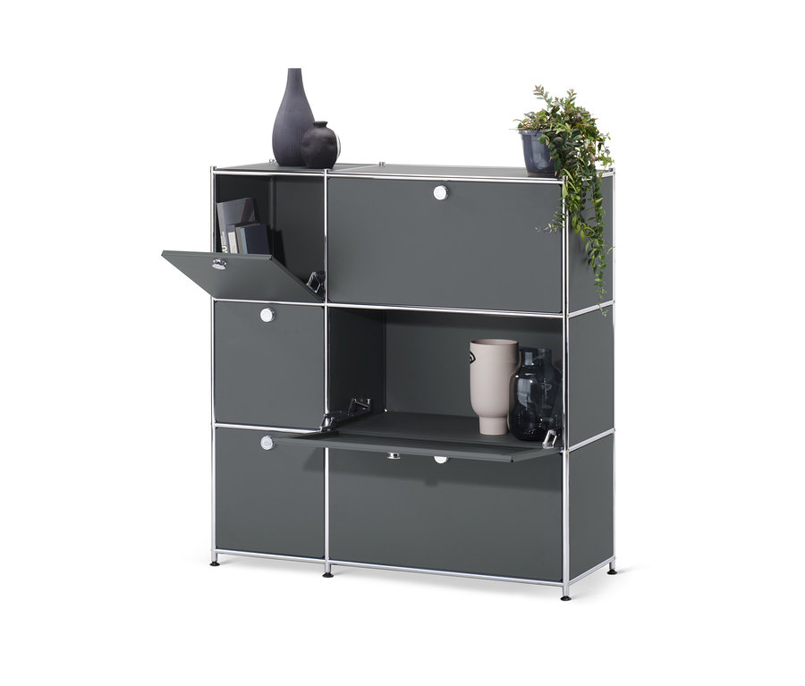 Commode « CN3 » grise avec 6 abattants, dont certains sont ouverts. Des vases et une fleur sont posés sur la commode.