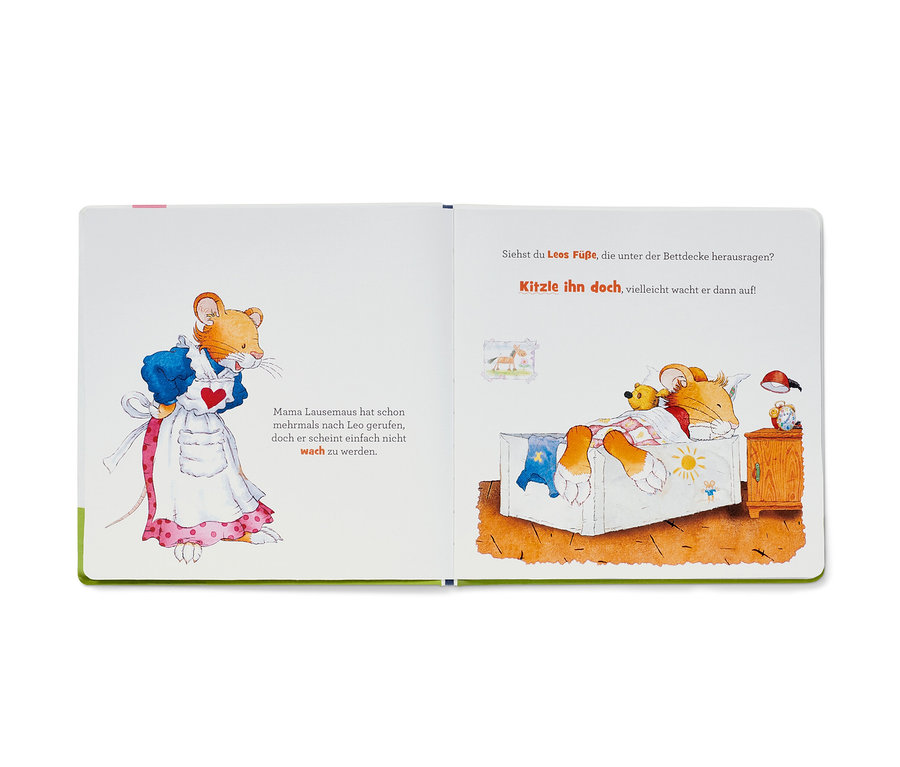 Livre ouvert avec illustration d'une famille de souris, incluant le livre « Leo Lausemaus – mein Mitmachbuch » (en Allemand).