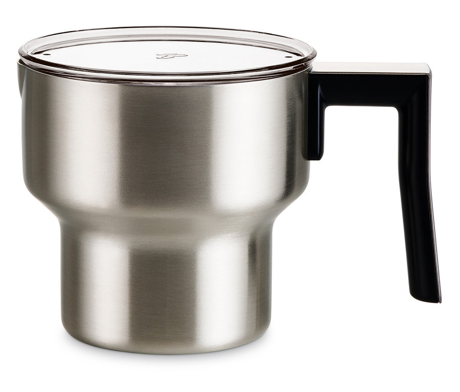 Gros plan sur un mousseur à lait à induction noir.