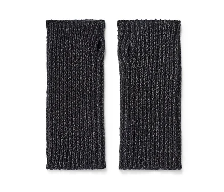 Deux manchettes en maille scintillantes sont posées côte à côte sur un fond blanc.