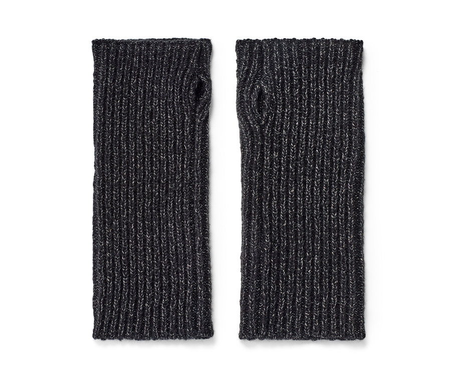 Deux manchettes en maille scintillantes sont posées côte à côte sur un fond blanc.