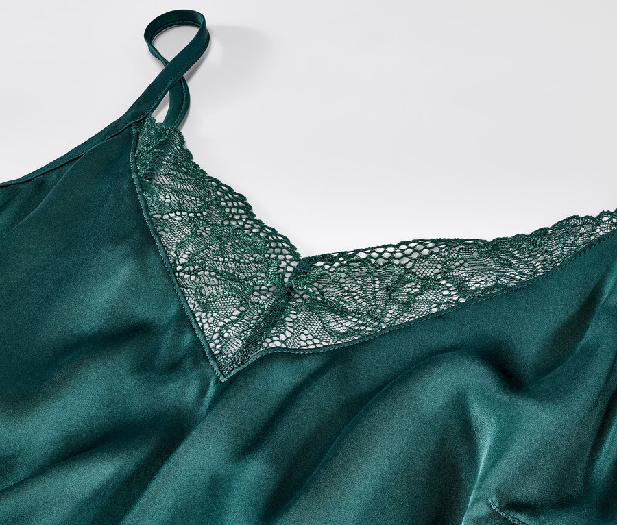 Vue détaillée d'un déshabillé vert en pure soie avec de la dentelle.
