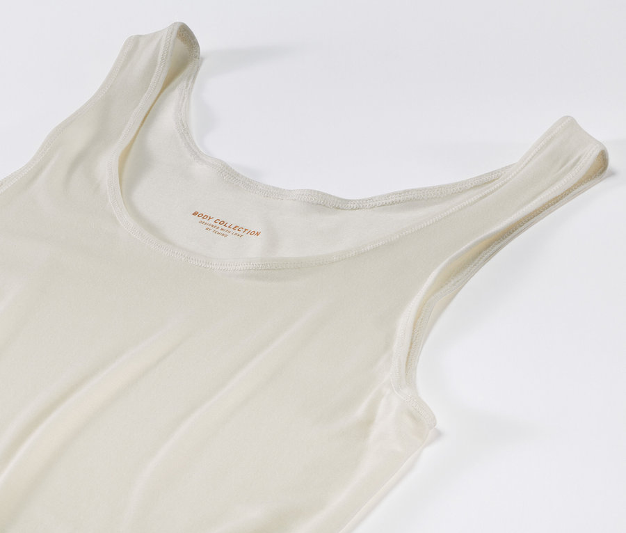 Un débardeur couleur crème en mélange de modal et soie sur fond blanc.
