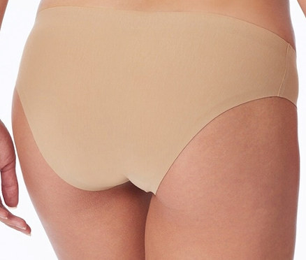 Vue détaillée de dos d'une femme portant un slip Rio invisible SCHIESSER en coton, beige.