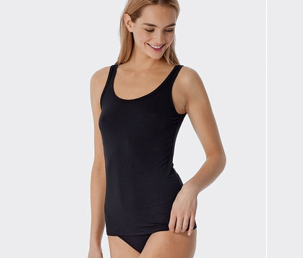 Une femme porte un débardeur à bretelles SCHIESSER avec modal, noir, à rayures (lot de 2).