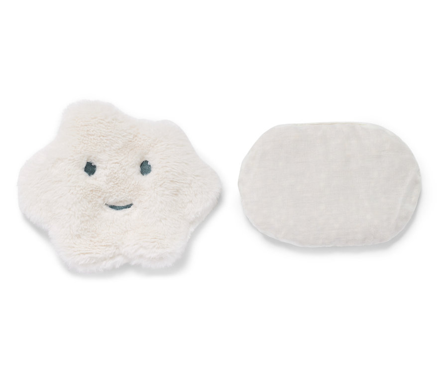 Un coussin chauffant aux noyaux de cerise en forme de nuage et un coussin ovale côte à côte.
