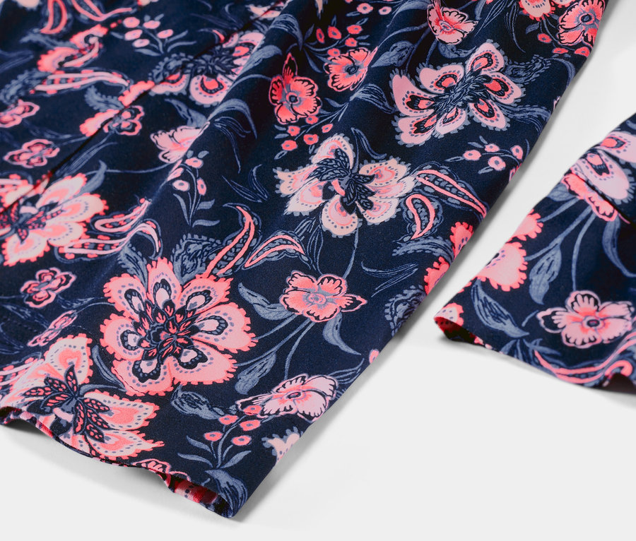 Gros plan sur une robe de chambre tissée à motif floral.