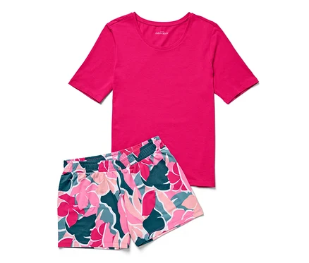 Un ensemble pyjama shorty comprenant un t-shirt rose et un short à motif floral.