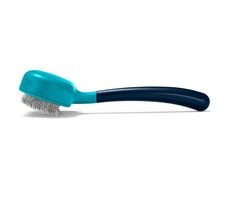 Une brosse à pelage avec un manche bleu.