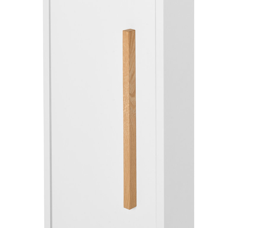 Vue détaillée de l'armoire haute de salle de bain »Eklund« avec porte étroite et poignée en bois.