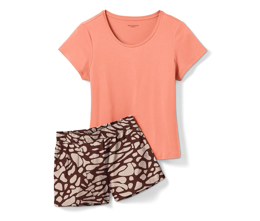 Un pyjashort avec un t-shirt corail et un short à motifs marron est posé sur un fond blanc.