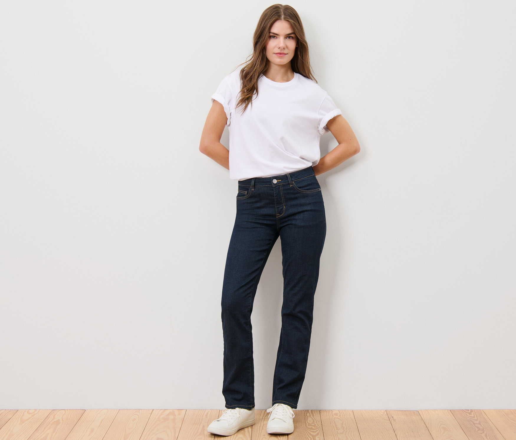 Femme posant en jean droit – Fit « Kira » et t-shirt blanc.