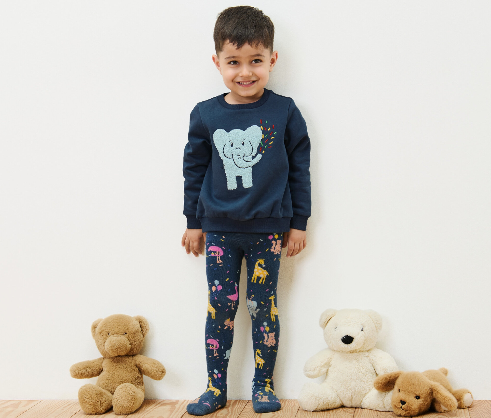 Un garçon porte des collants thermiques à motifs d'animaux, lot de 3.