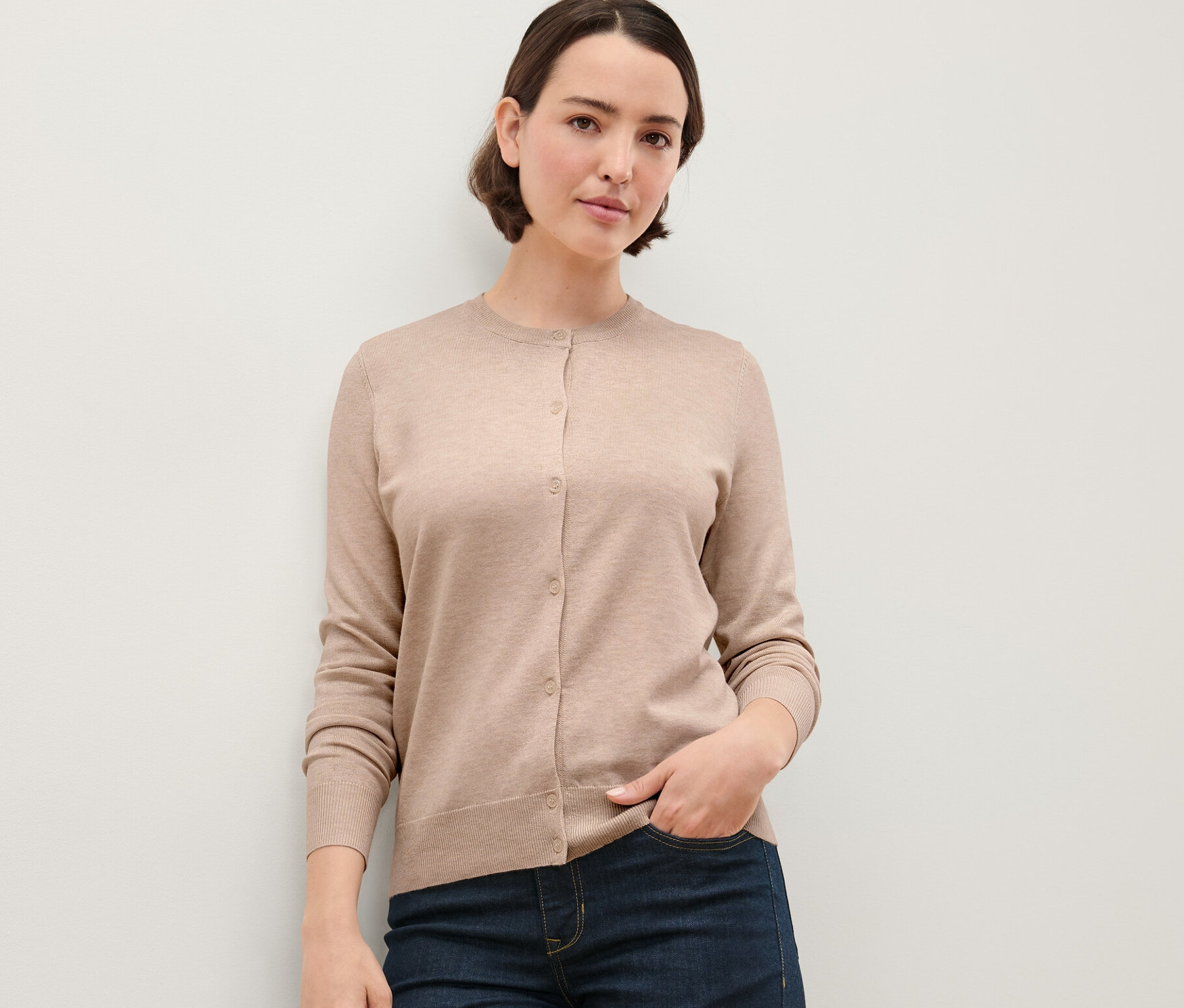 Femme posant en cardigan en maille fine.