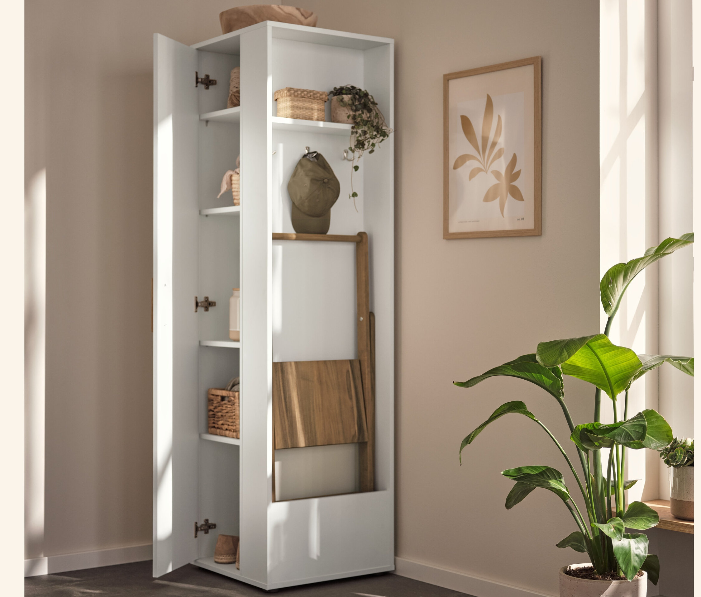 Armoire universelle ouverte avec espace de rangement latéral contenant un escabeau en bois massif.