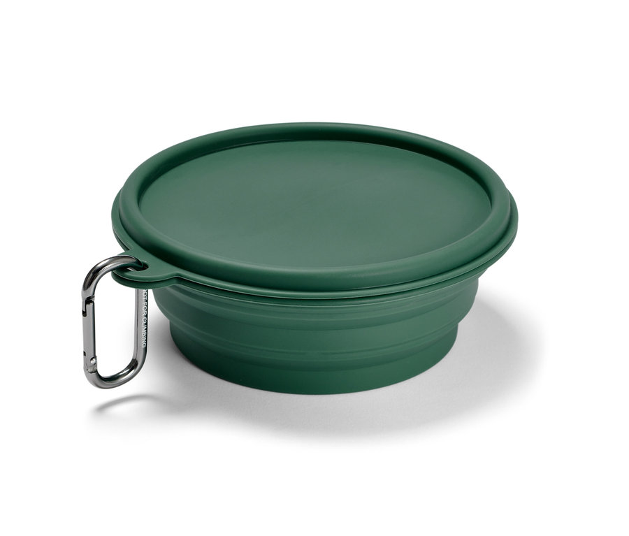 Gamelle repliable verte fermée avec mousqueton.