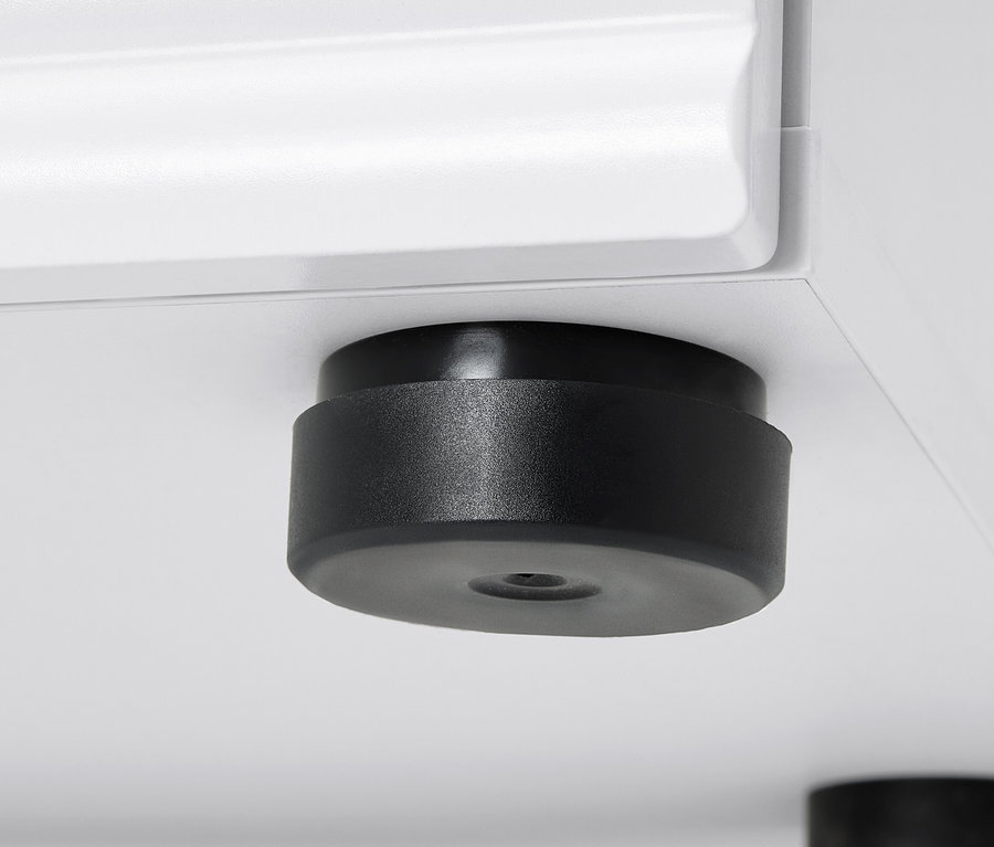 Vue détaillée d'un pied noir du banc avec espace de rangement.