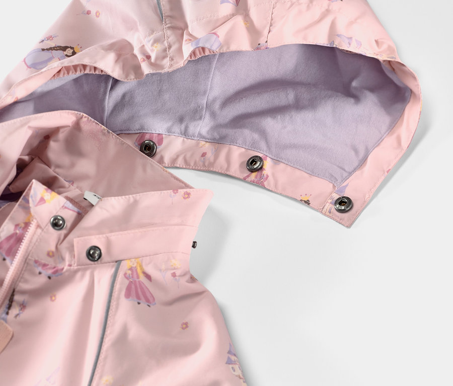 Gros plan sur une veste de pluie pour enfant avec un motif de princesse.