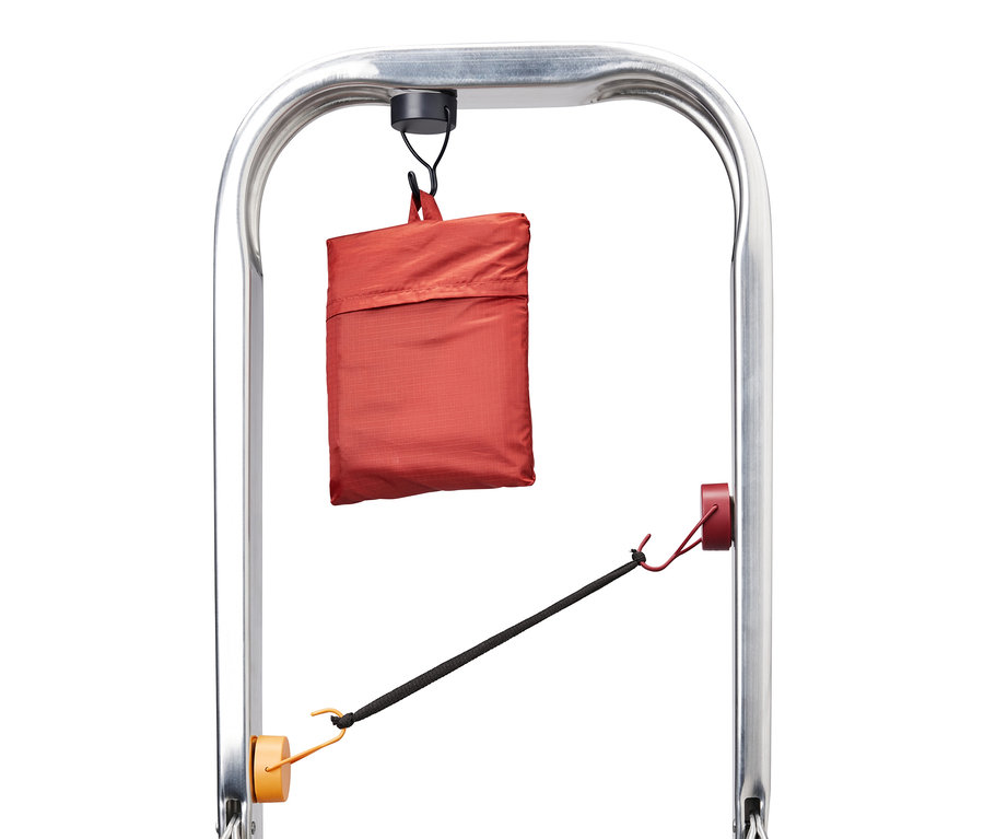 Un sac rouge est suspendu à un lot de 3 crochets magnétiques sur un cadre métallique.