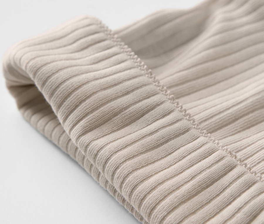 Vue détaillée de deux bonnets en jersey pour bébé.