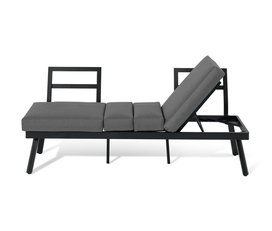 Un canapé-lit 2 en 1 avec table centrale relevable en position couchée.