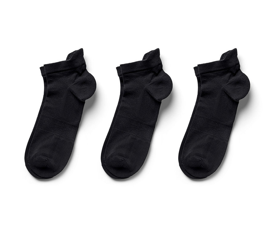 Trois paires de chaussettes de sport noires.