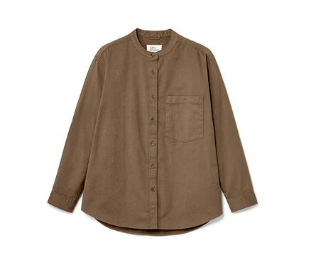 Une chemise marron NAH/STUDIO à manches longues avec des boutons.