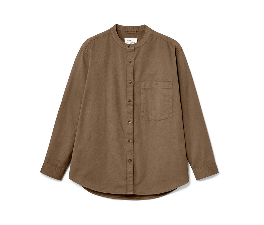 Une chemise marron NAH/STUDIO à manches longues avec des boutons.