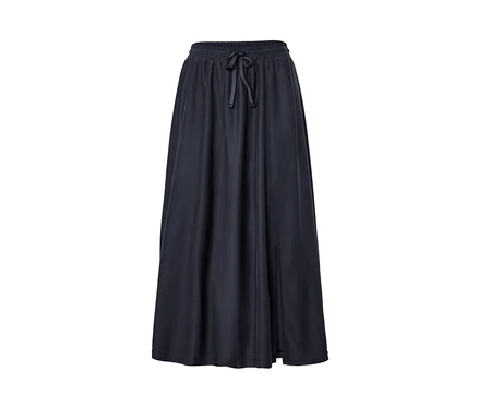 Une jupe en jersey piqué marine avec une taille élastique et un cordon de serrage.