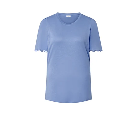 Une chemise bleu clair avec des fronces et des manches courtes.