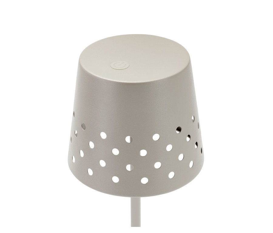 Détail d'un lampadaire à LED sans fil en métal avec des trous ronds.