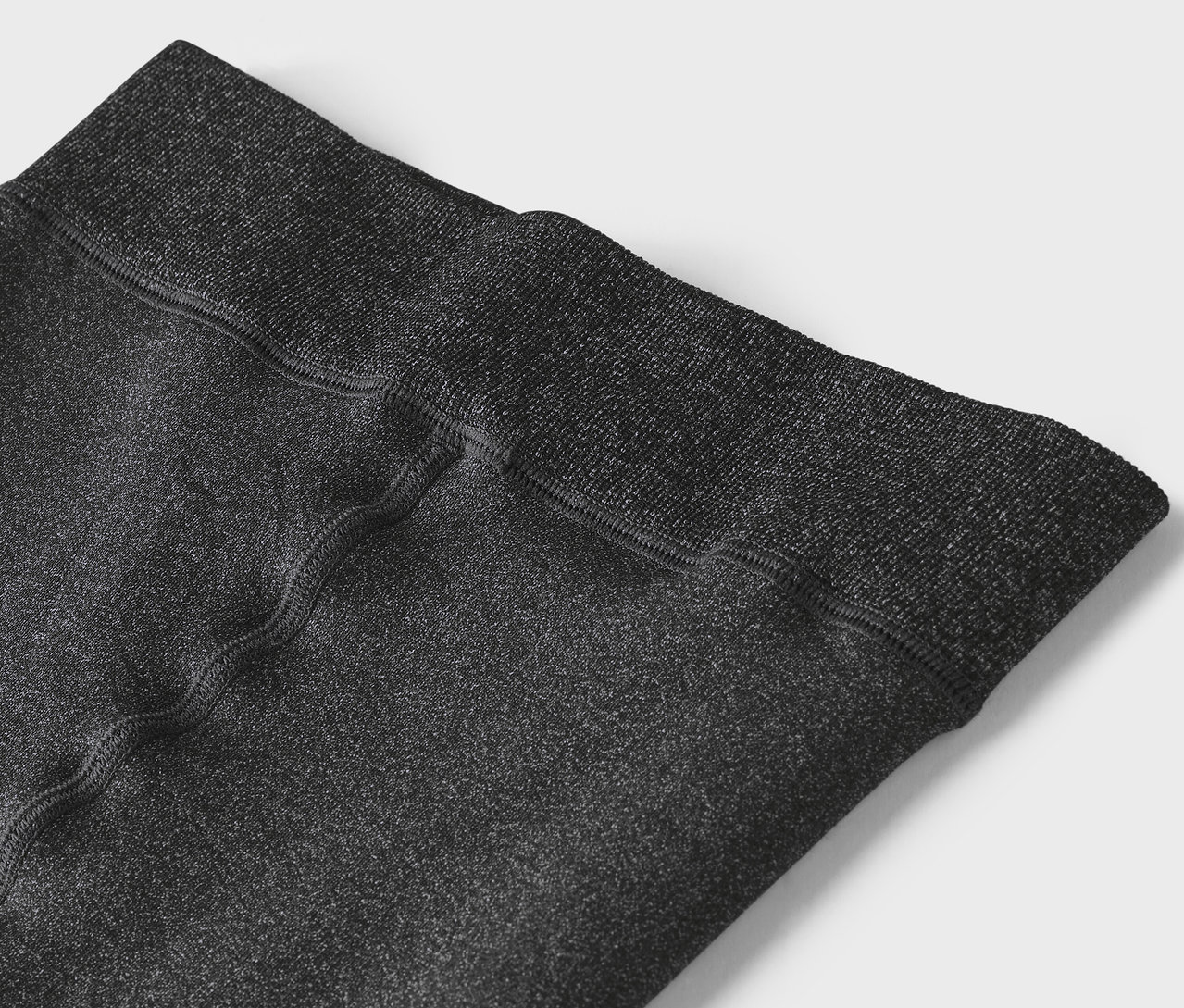 Gros plan de la ceinture d'un legging gris.