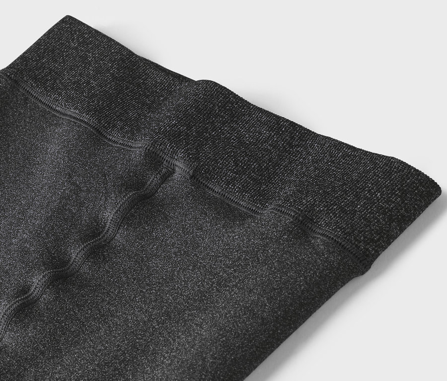 Gros plan de la ceinture d'un legging gris.