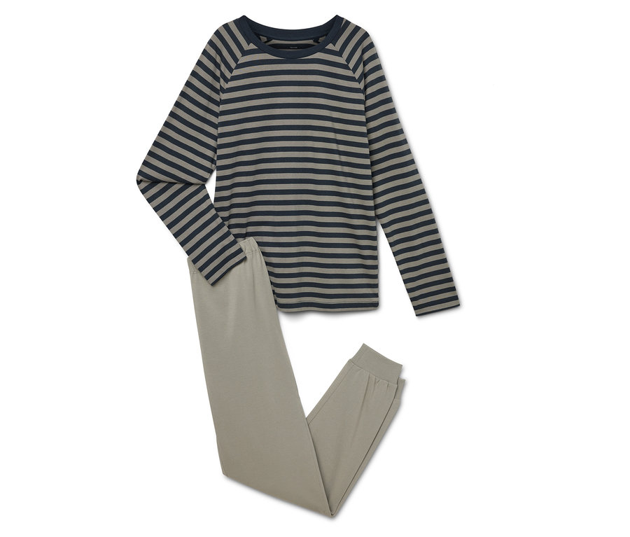 Haut rayé à manches longues et pantalon beige sur fond blanc.
