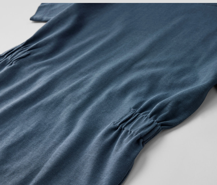 Gros plan sur une robe en heavy jersey bleue pour enfant.