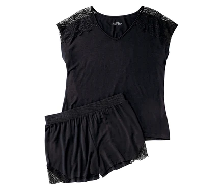 Pyjashort noir avec dentelle aux épaules et aux jambes.