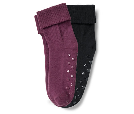 Deux paires de chaussettes antidérapantes : une paire bordeaux, l'autre noire.