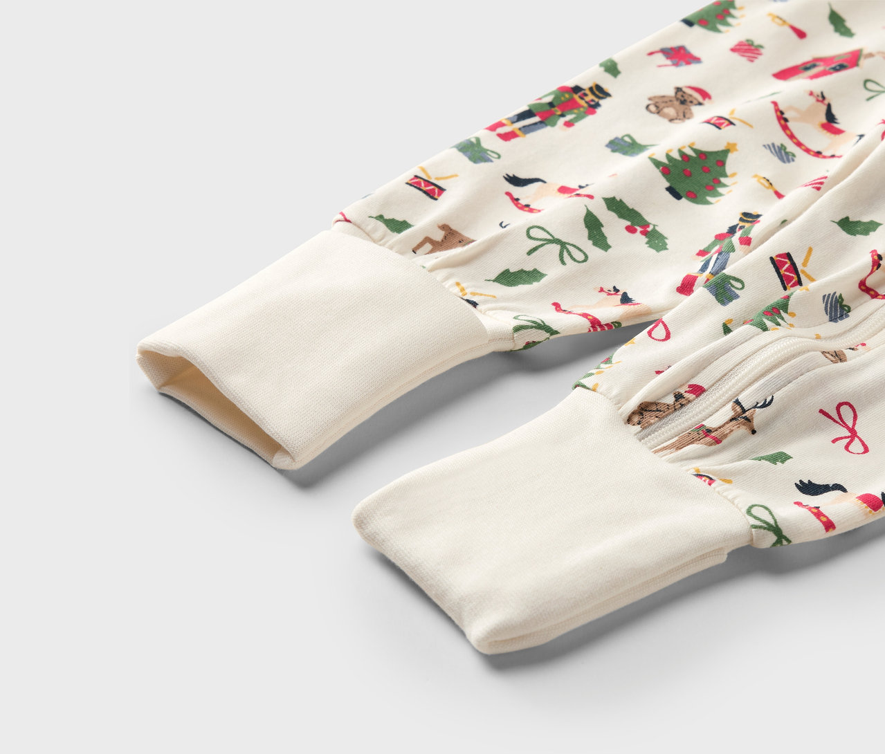 Détail de la manche d'un pyjama pour enfants avec des motifs de Noël.