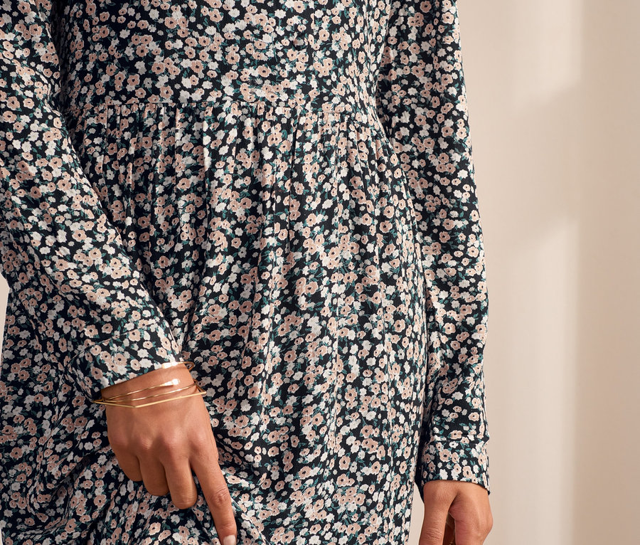 Gros plan sur une robe maxi à fleurs pour femmes.