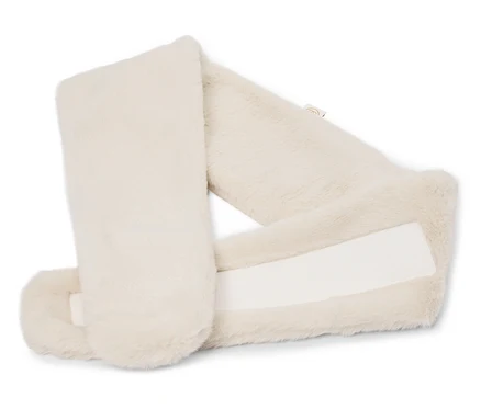 Un châle en fausse fourrure crème doublé avec une fermeture Velcro blanche posé sur un fond blanc.