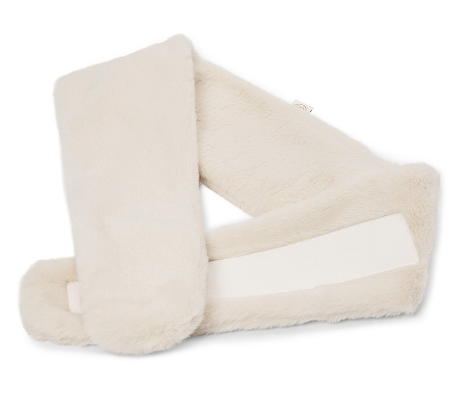 Un châle en fausse fourrure crème doublé avec une fermeture Velcro blanche posé sur un fond blanc.