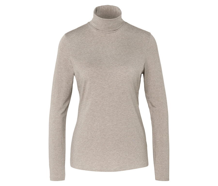Un pull à col roulé beige à manches longues.