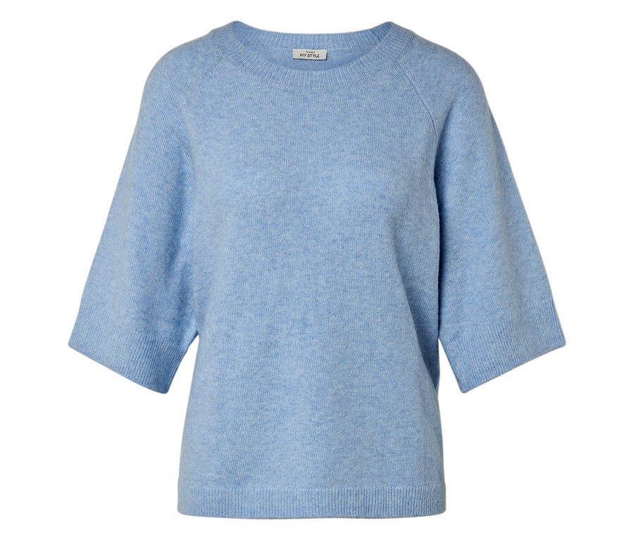 Pull bleu clair à manches courtes.