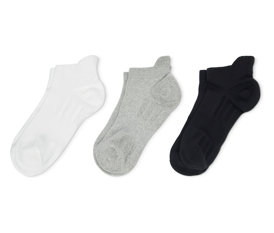 Trois paires de chaussettes : blanches, grises et noires.