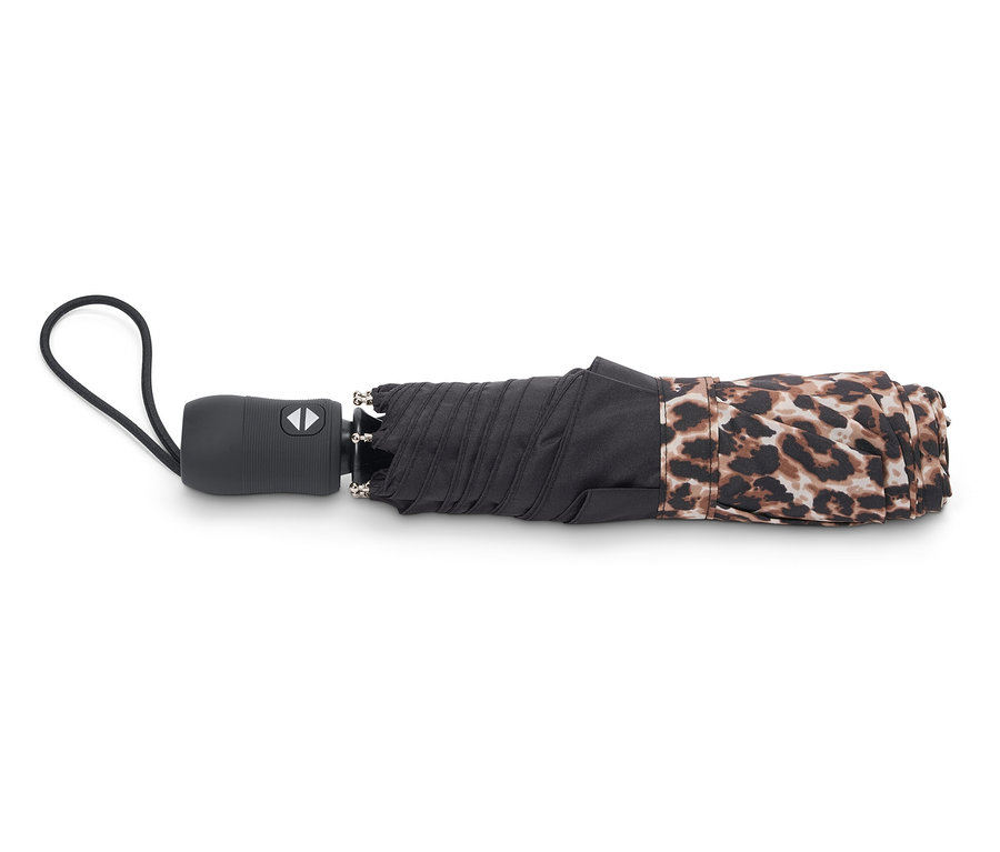 Parapluie plié avec poignée noire et une housse partiellement noire et partiellement avec un motif léopard.