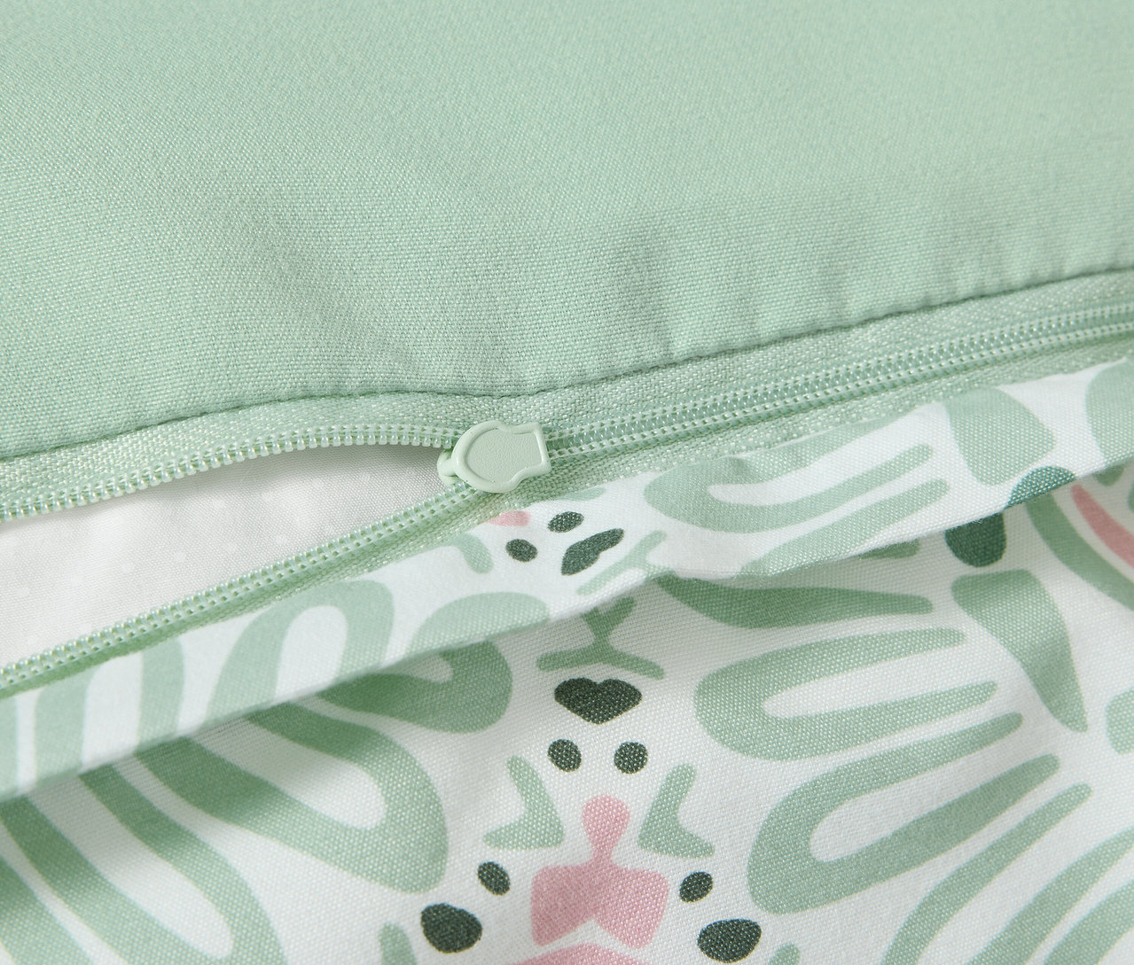 Gros plan sur une parure de lit en microfibre verte de taille standard avec fermeture éclair.