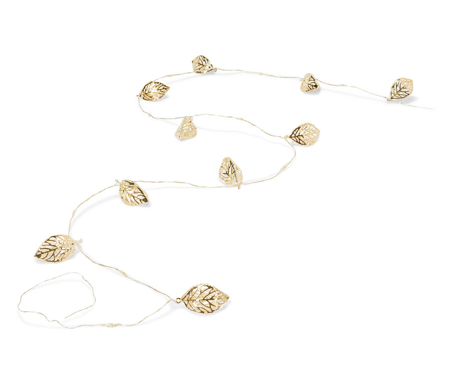 Guirlande lumineuse en forme de feuilles dorées sur fond blanc.